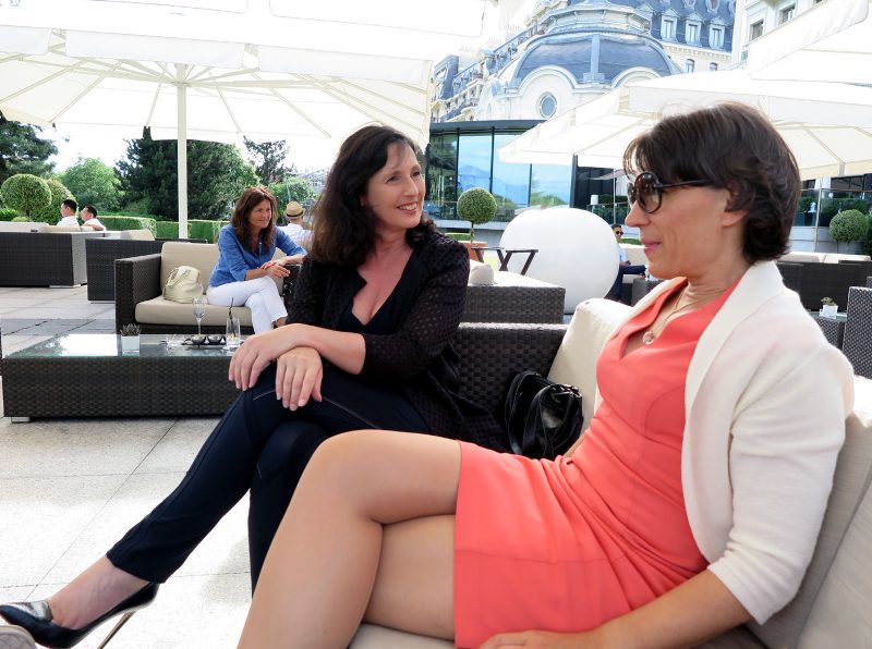 Medienrepräsentantin für das Genferseegebiet Melanie Schacker (links) mit der Hoteldirektorin des Beau-Rivage Nathalie Seiler.