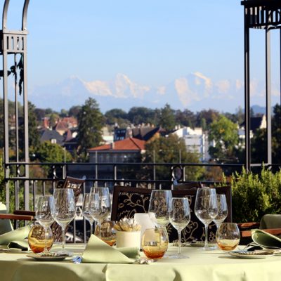Die Terrasse des Restaurant Vue ist in der warmen Jahreszeit ein beliebter Treffpunkt. (Foto: VJC)