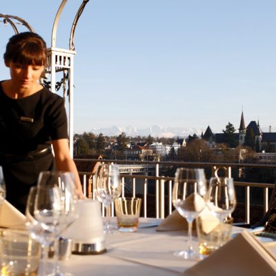 Die Terrasse des Restaurant Vue ist in der warmen Jahreszeit ein beliebter Treffpunkt. (Foto: VJC)