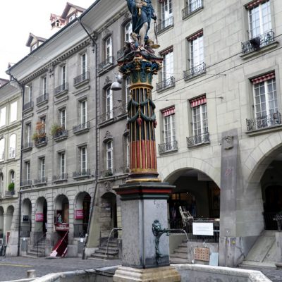 …steht der Gerechtigkeitsbrunnen aus dem 16. Jahrhundert…