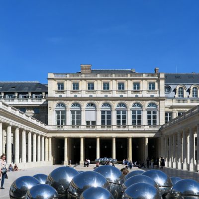 Das Palais Royal ist umgeben von einem hübschen Garten, kleinen Boutiquen und vielen Cafés.