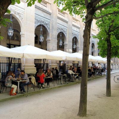 Das Palais Royal ist umgeben von einem hübschen Garten, kleinen Boutiquen und vielen Cafés.