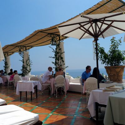 Das hoteleigenen Restaurant La Sponda mit seinen landestypischen Spezialitäten ist der beste Ort für eine Auszeit vom Positano-Trubel.