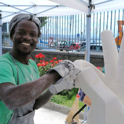 Der Künstler Ngamanya Banda bei der Arbeit.