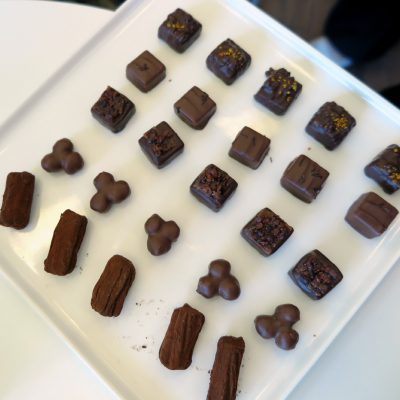 Pralinen probieren im "La Chocolatière".